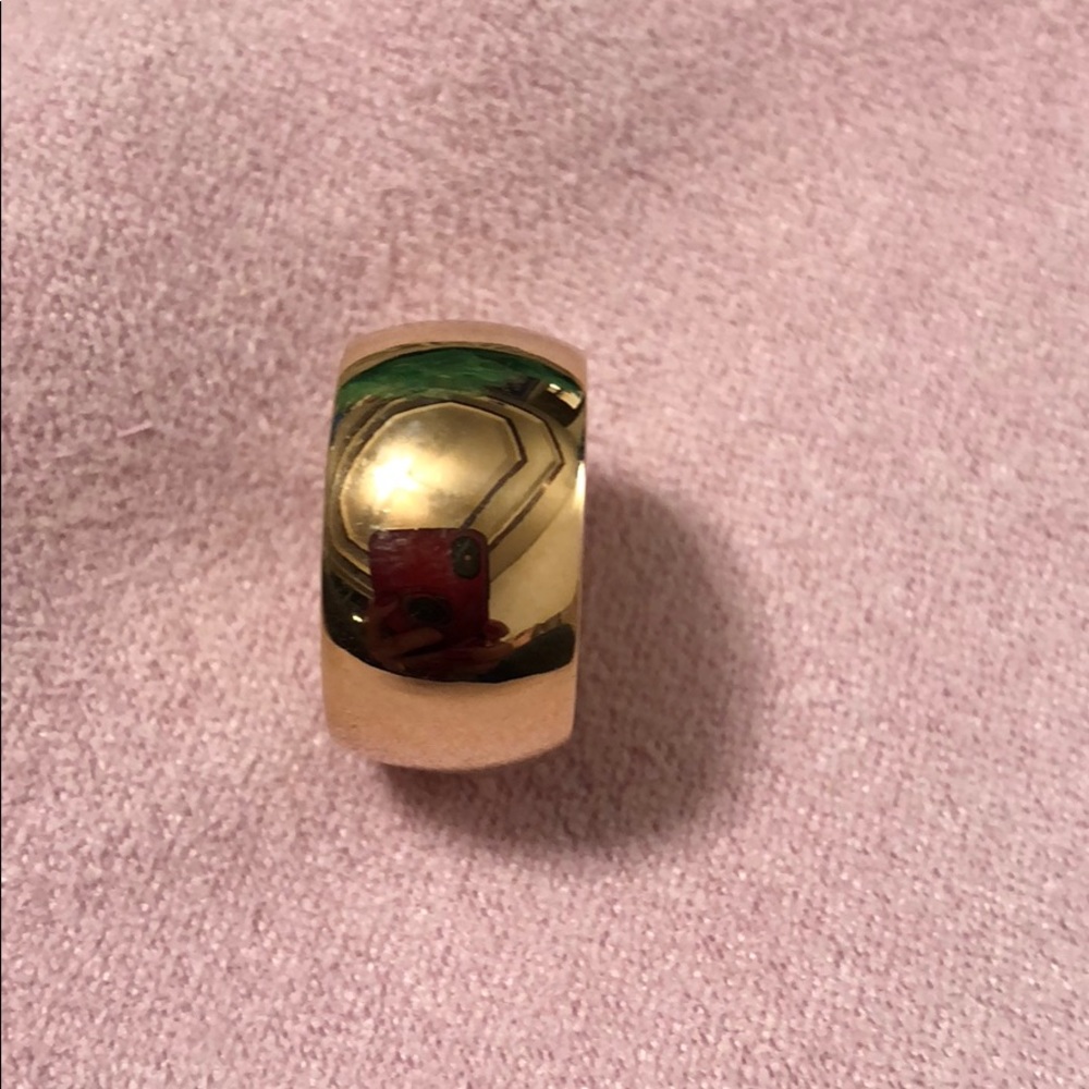 Lady’s 14 K yellow gold wide band.